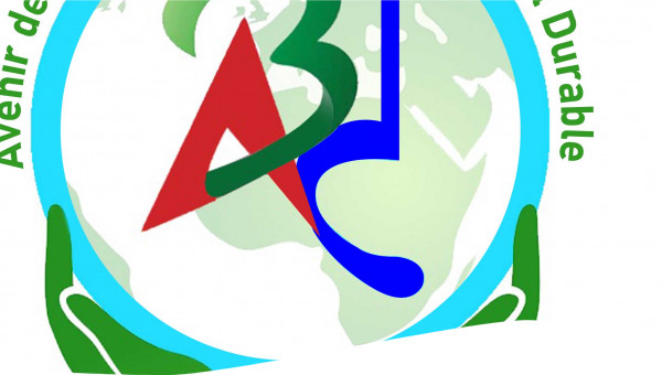Symbole de la carte d'Afrique sur le fond vert clair avec deux bras en bas qui portent l'humanité et entouré d'un cercle bleue. 