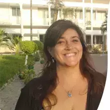 Women, brun hair, and  eyes , smiling  in the academic campus 